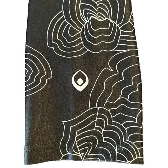 Inner Fire Apparel Crop Yoga Leggings Size 6 Black & White Floral Lotus Workout - Picture 4 of 6